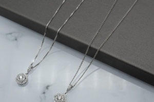 Cara Membedakan Emas Putih Asli dan Palsu, Paling Mudah & Akurat 1