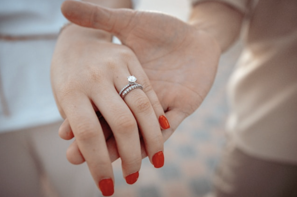 Fakta Arti Cincin di Jari Manis Kiri Wanita