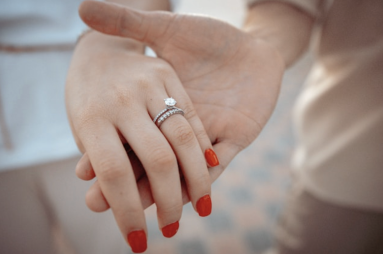 Fakta Arti Cincin di Jari Manis Kiri Wanita